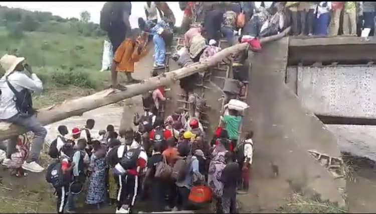 Sud-Kivu/Uvira : Le pont Shange reliant Sange et Kabunabo effondré, un calvaire pour les usagers