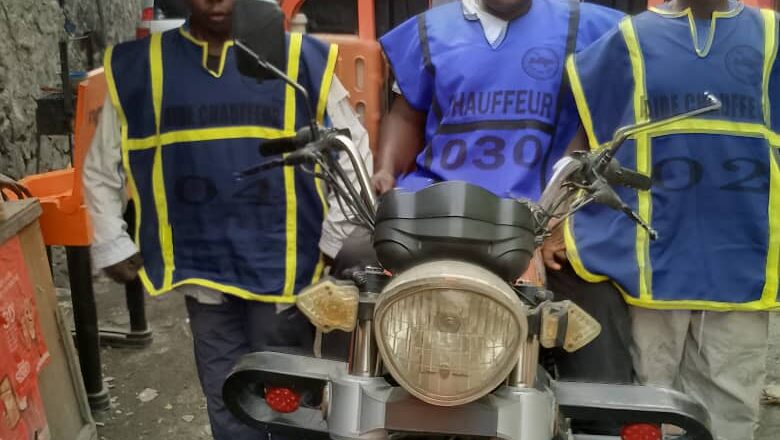 Goma : “Les chauffeurs de moto tricycle et leurs deux aide-chauffeurs appelés à se procurer des gilets d’identification dans un délai de 15 jours” (Communiqué APTMA )